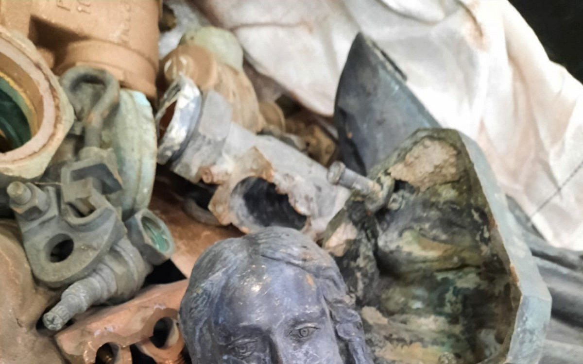 Policiais da DRF encontraram peças fúnebres como lápides e estátuas cristãs de bronze entre os objetos apreendidos na operação Caminho do Cobre 