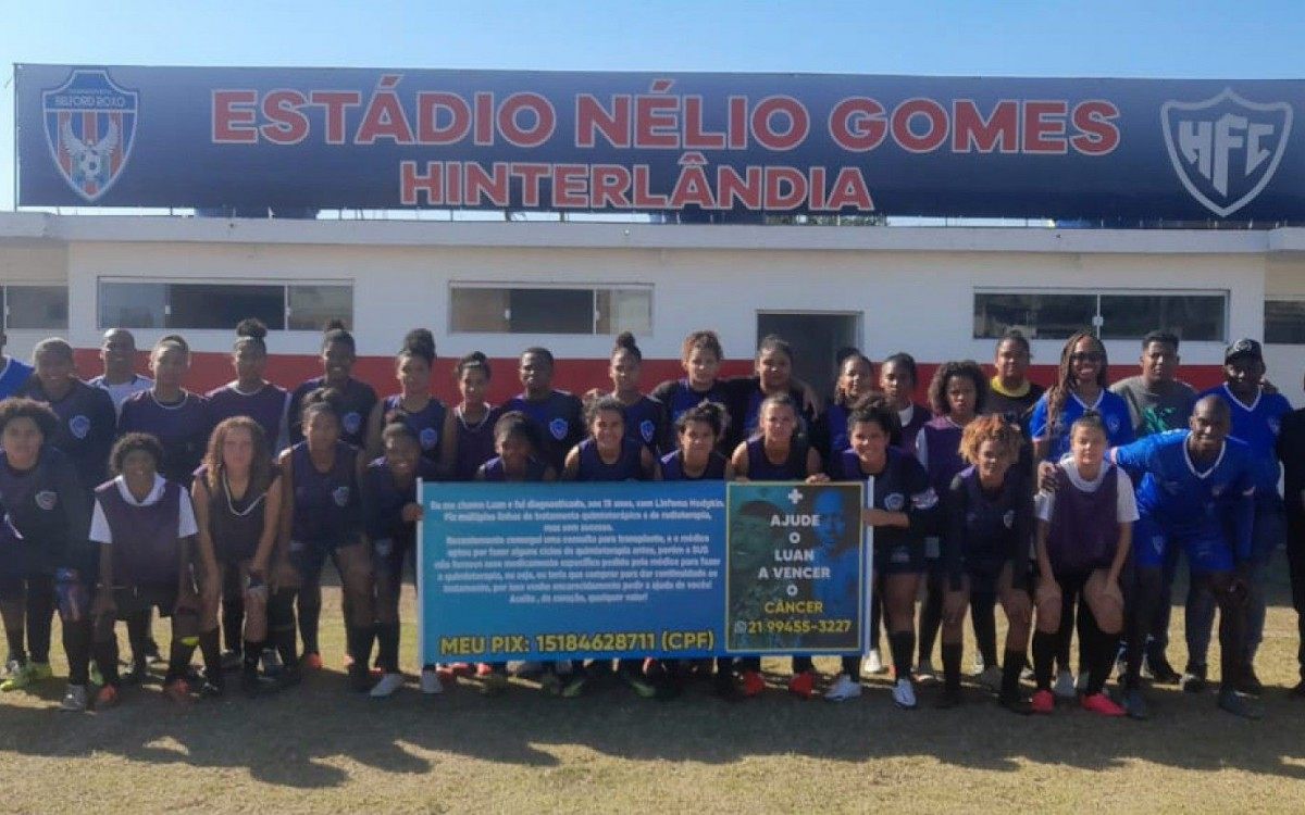 Jogadoras do SE Belford Roxo posadas no Est&aacute;dio N&eacute;lio Gomes