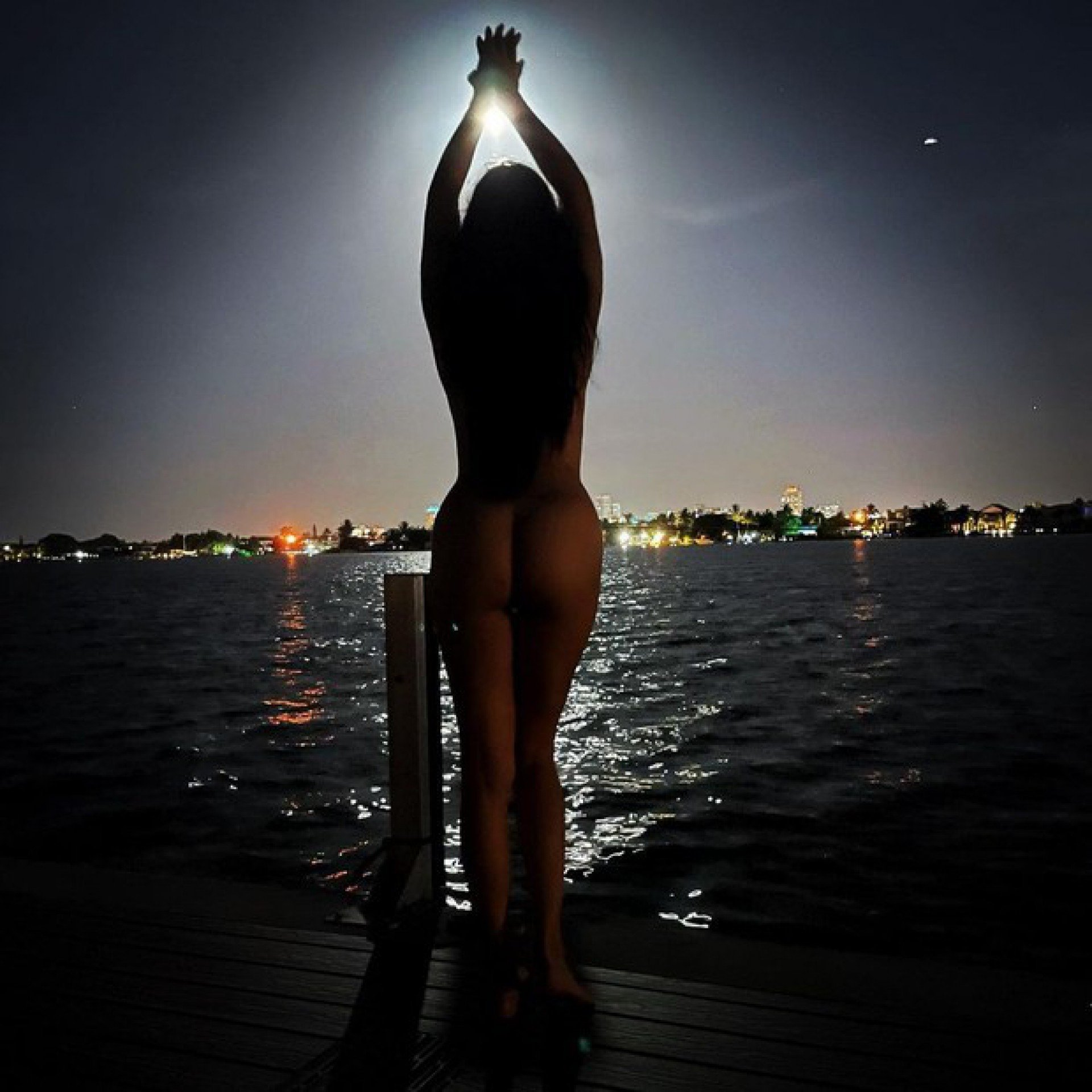Modelo Adriana Lima posa completamente nua ao luar | Diversão | O Dia