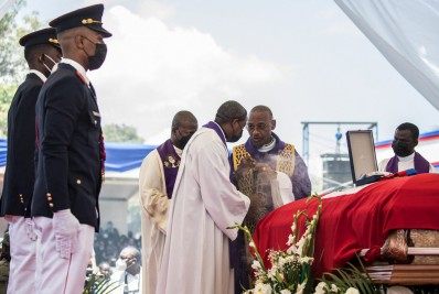 Haiti se despede do presidente assassinado em meio a distúrbios