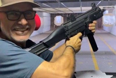 Livre desde março, Fabrício Queiroz pratica tiro ao alvo em clube do Rio