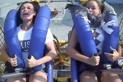 Video: gaivota atinge rosto de jovem em brinquedo de parque de diversões