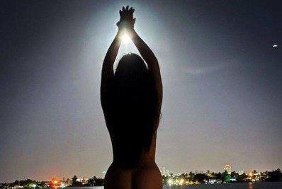 Modelo Adriana Lima posa completamente nua ao luar