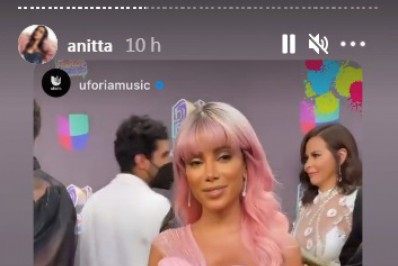 Anitta surge com peruca e look todo rosa em premiação