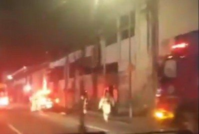 Bombeiros combatem incêndio em galpão no Santo Cristo