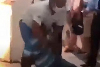 Vídeo: sem máscara, deficiente é humilhado e arrastado para fora de ônibus