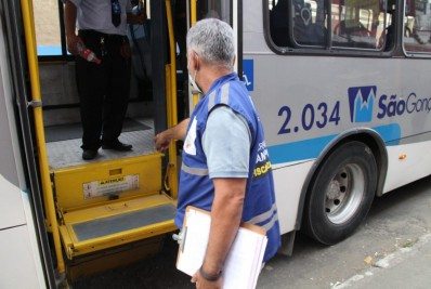 Fiscalização em ônibus de São Gonçalo lacra, recolhe e multa veículos