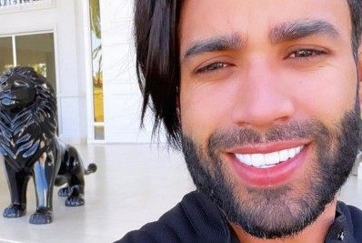 Gusttavo Lima mostra novo visual e recebe críticas: 'Corta esse cabelo, bebê'