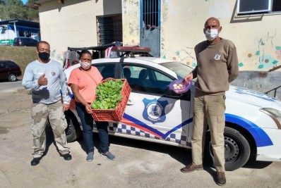 Hortaliças e ovos produzidos no Horto de Teresópolis são entregues para Asilo e Sopão