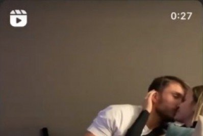 Assumidíssimos, Lucas Viana e Sarah Andrade trocam beijos no sofá