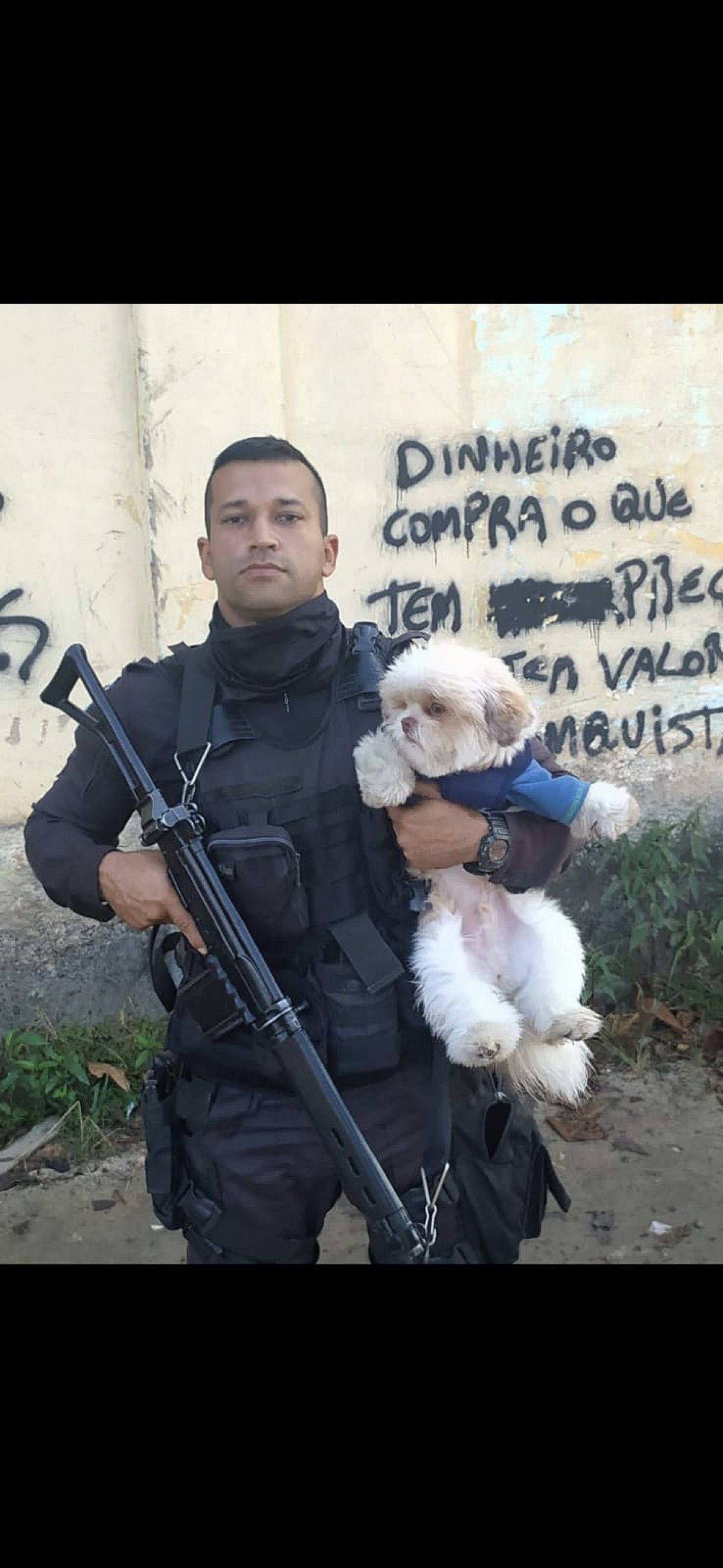 Polícia Militar encontra cachorro levado durante assalto na Rodovia Rio-Teresópolis - Divulgação/ PMERJ