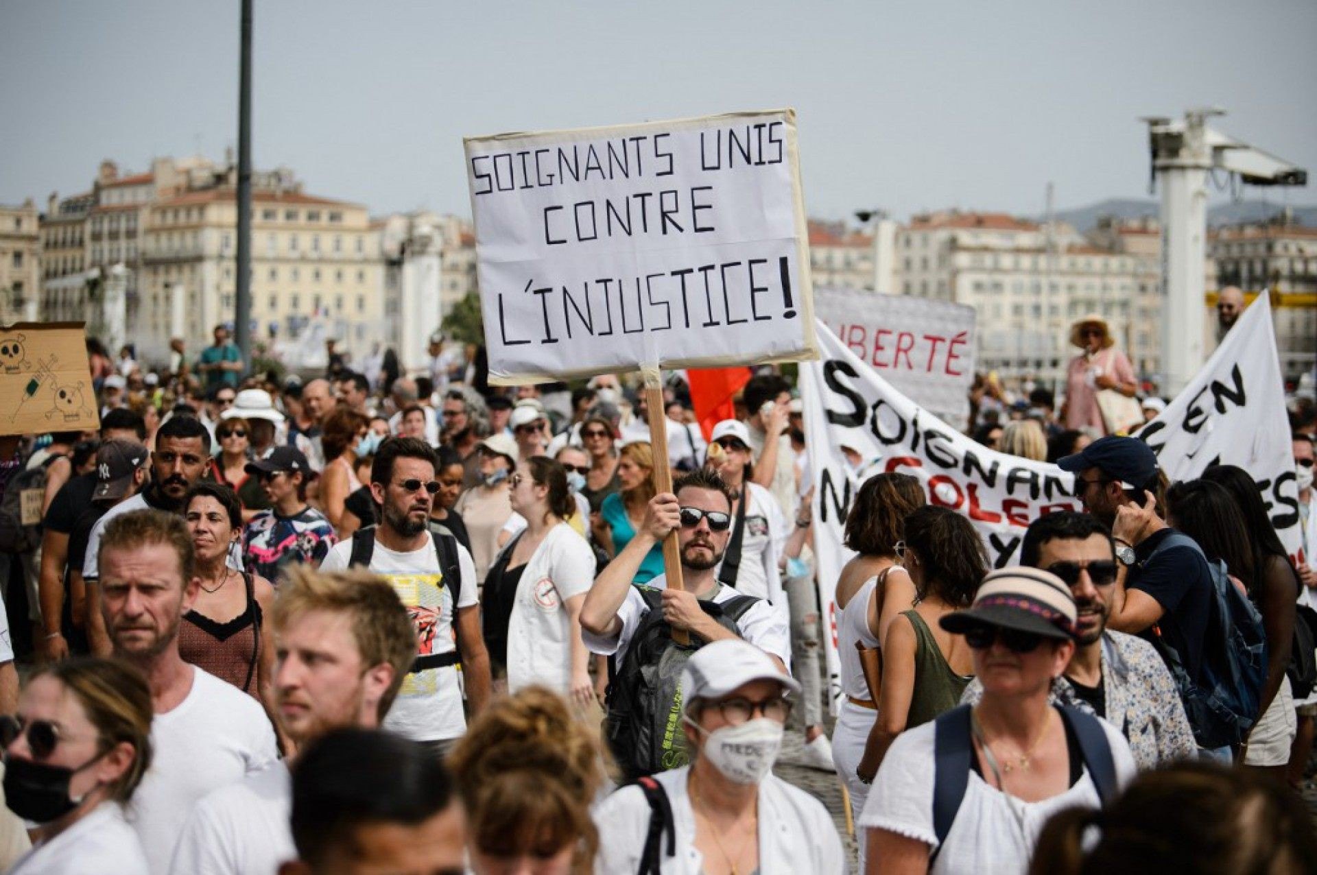 Milhares de franceses vão às ruas contra restrições impostas pela covid-19 e contra vacinação obrigatória