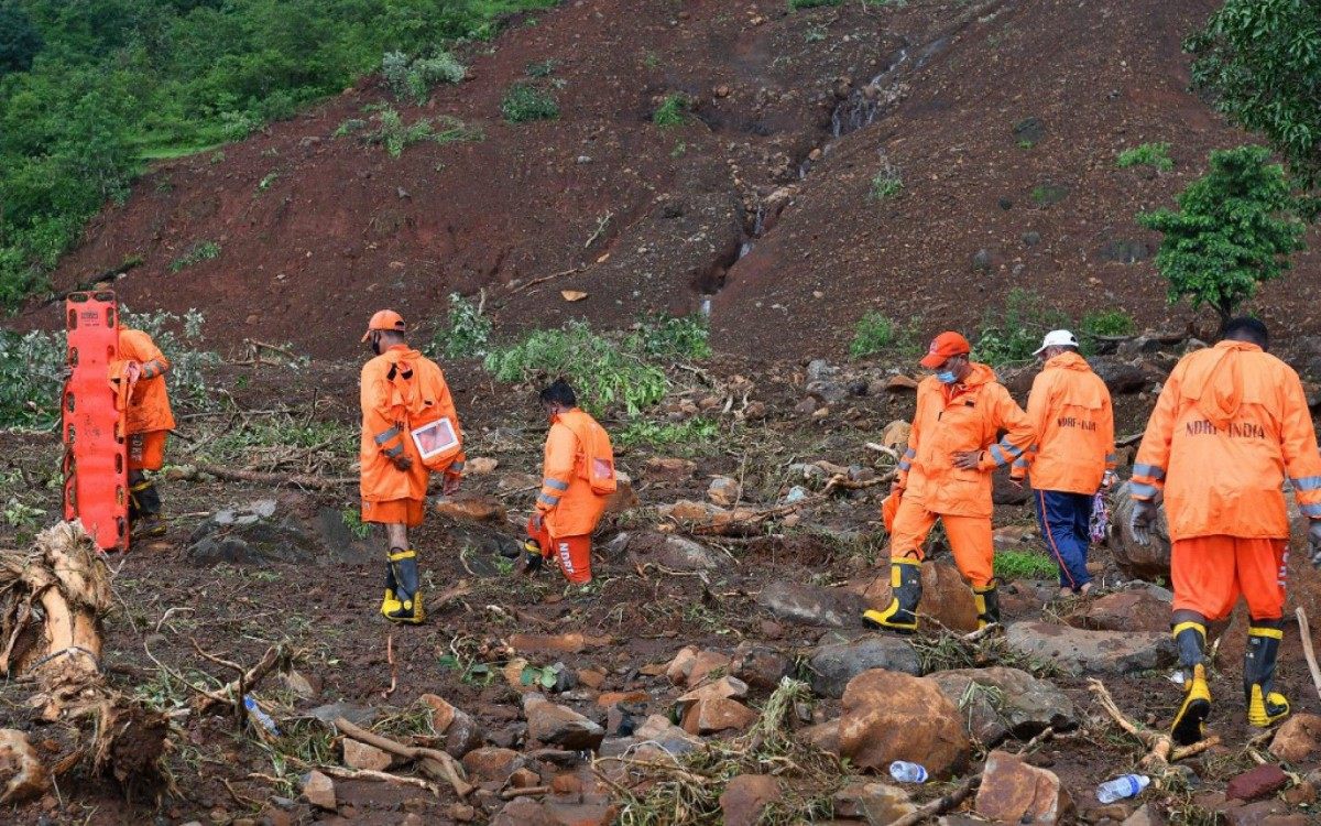 A Marinha e a Aeron&aacute;utica atuaram para ajudar milhares de pessoas afetadas pelas inunda&ccedil;&otilde;es. Mas os deslizamentos bloquearam diversas estradas