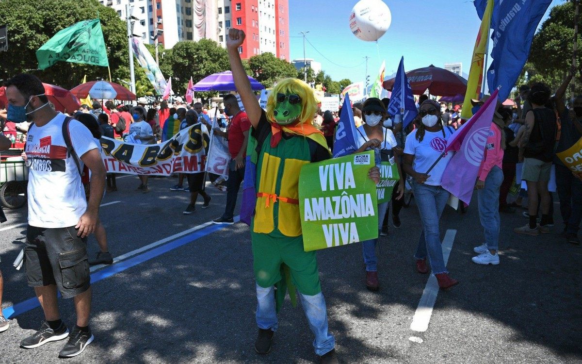 Brasileiros voltam &agrave;s ruas para pedir impeachment de Bolsonaro