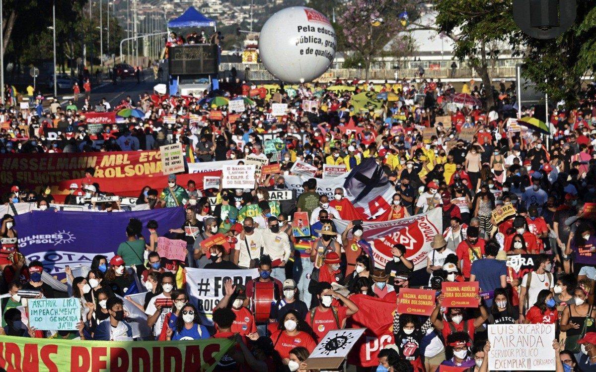 Brasileiros voltam &agrave;s ruas para pedir impeachment de Bolsonaro