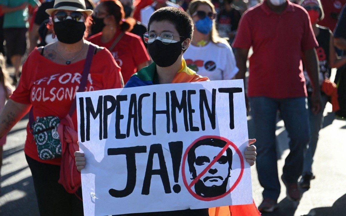 Brasileiros voltam às ruas para pedir impeachment de Bolsonaro - AFP