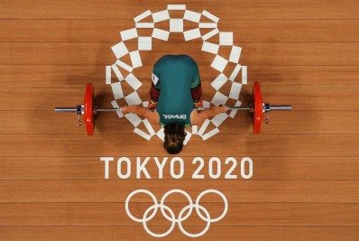 Brasileira termina em nono lugar e chinesa bate três recordes no levantamento de peso