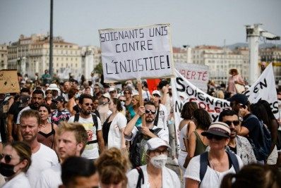 Milhares de franceses vão às ruas contra restrições impostas pela covid-19 e contra vacinação obrigatória