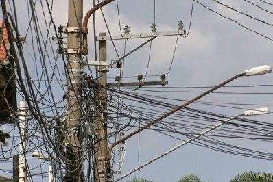 Lei obriga postes do Rio de Janeiro a terem identificação de responsável