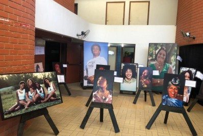 Exposição fotográfica homenageia mulheres negras de Arraial do Cabo