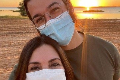 Fátima Bernardes posa agarradinha ao namorado em viagem romântica