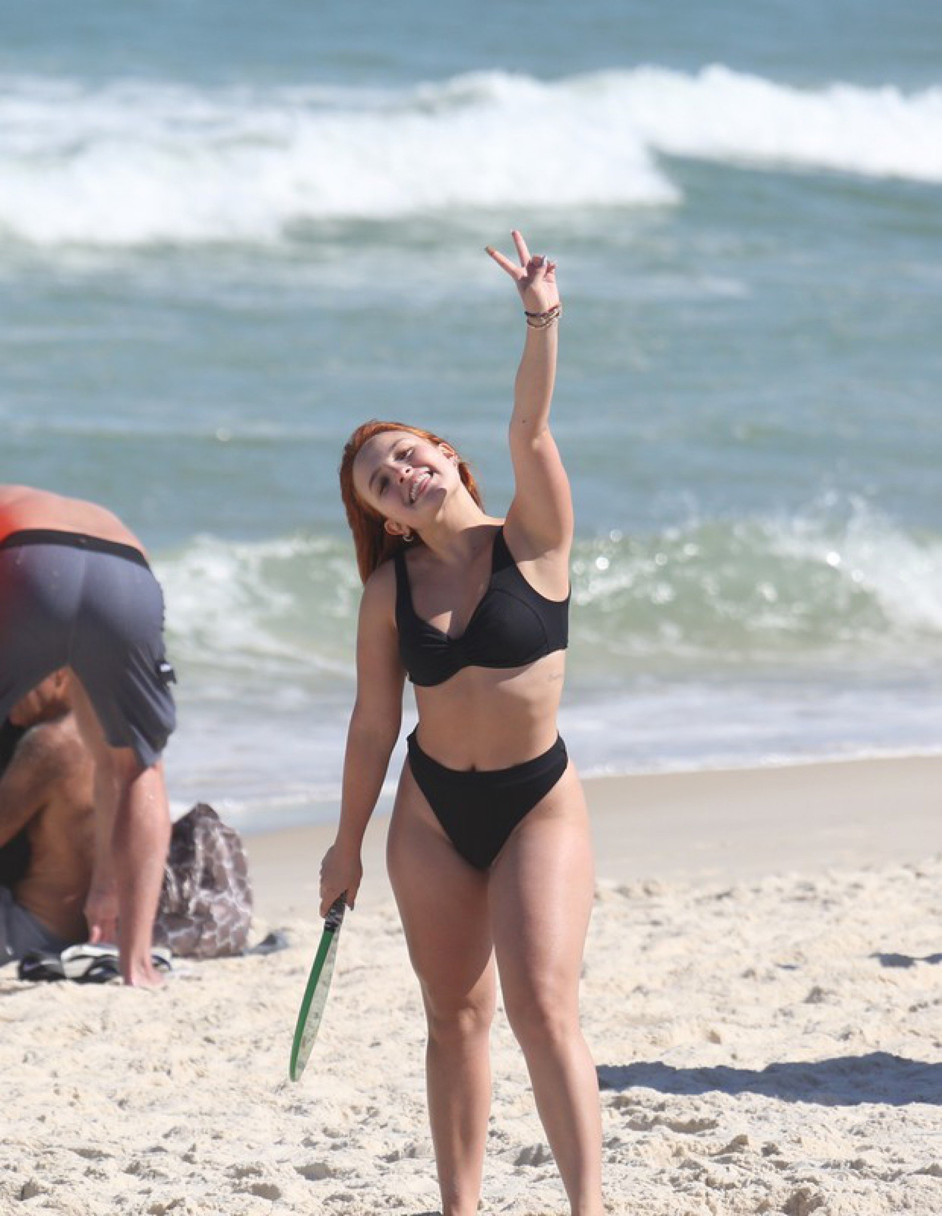 Larissa Manoela exibe corpão enquanto joga altinha na Praia da Barra Diversão O Dia