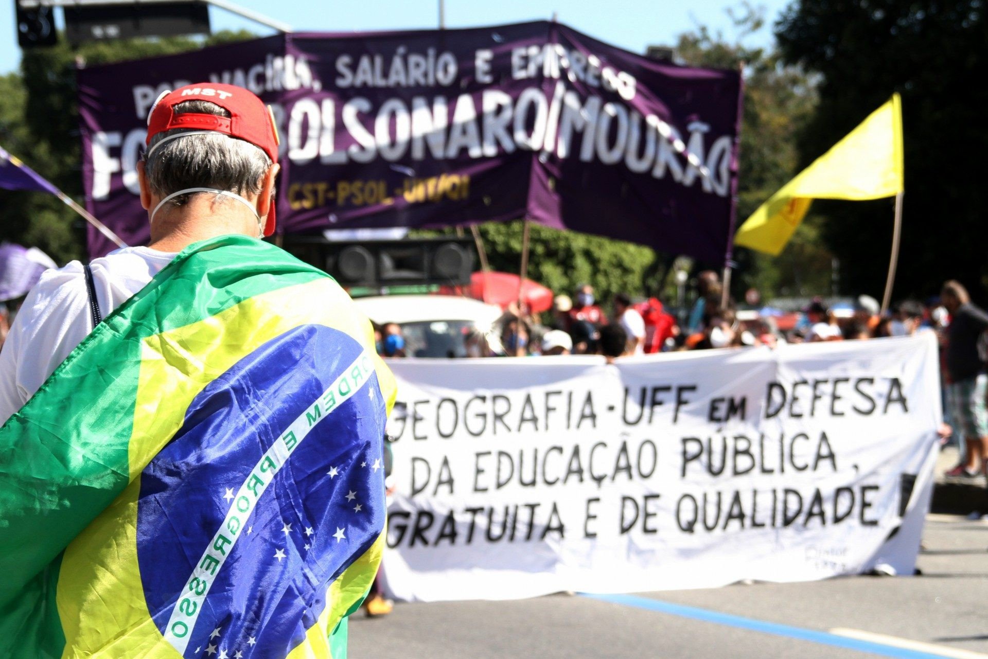 Manifestantes Vão às Ruas Do Centro Para Protestar Contra Governo ...