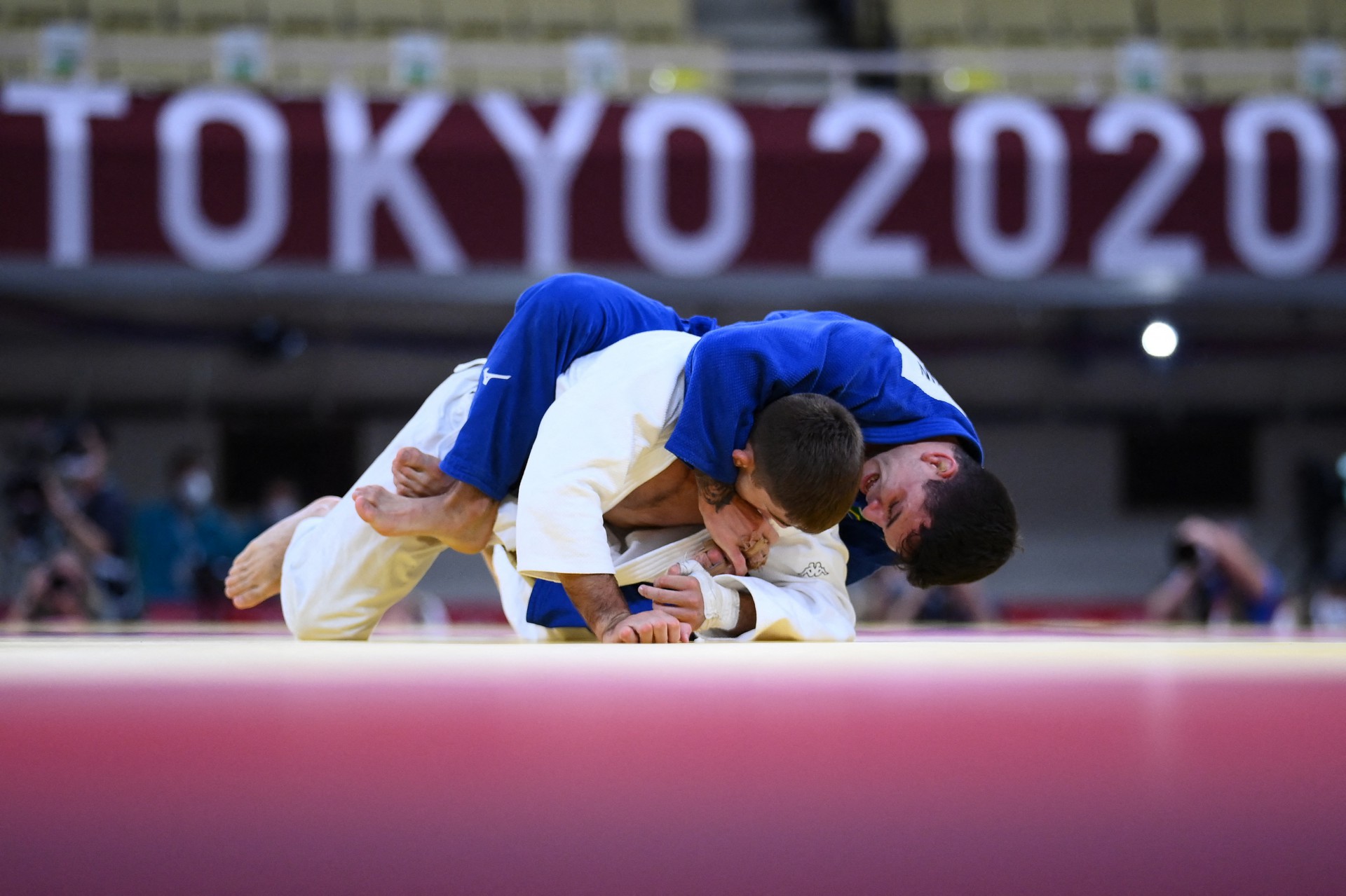 Daniel Cargnin consegue wazari no fim e fica a uma vitória de garantir