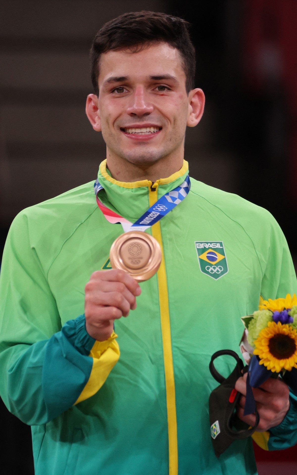 Daniel Cargnin exibe a medalha