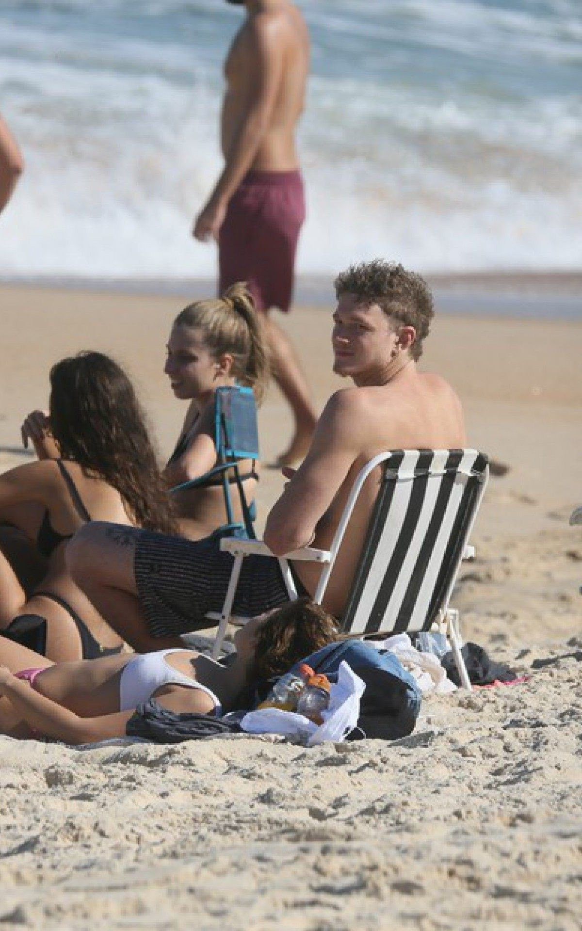 Pedro Novaes troca beijos na praia