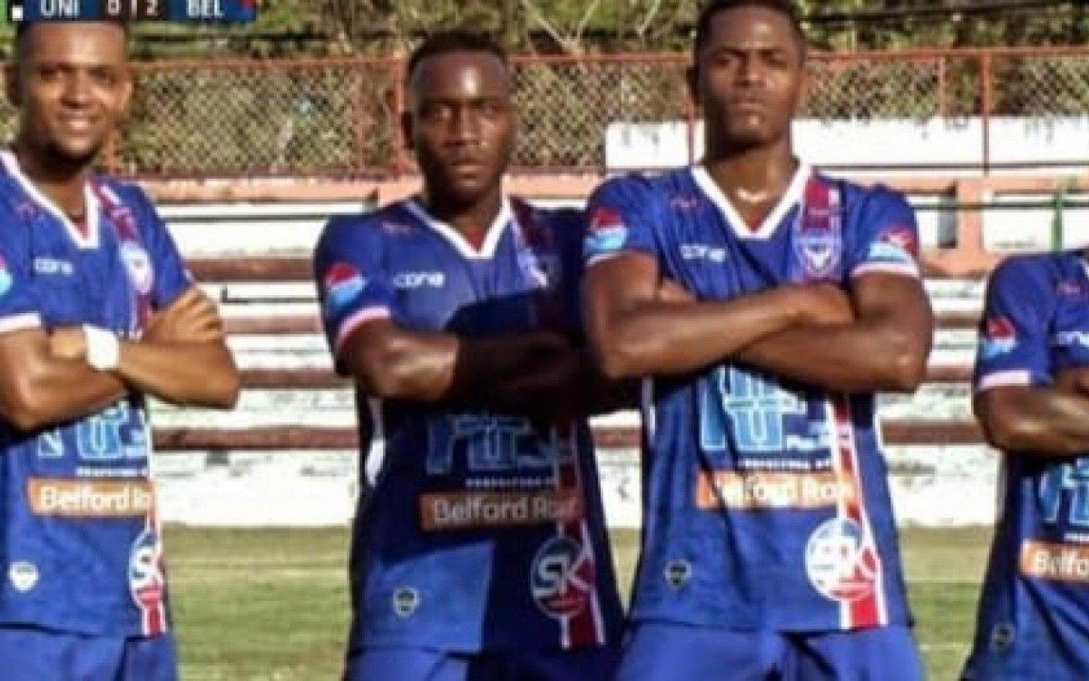 Jogadores comemoram um dos gols contra o Uni Souza