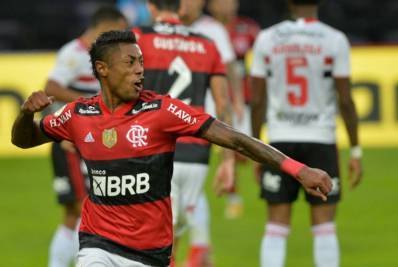 Em tarde de Bruno Henrique, Flamengo vira e atropela o São Paulo no Maracanã