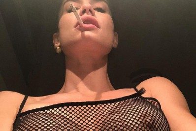 Alinne Moraes posta foto com mamilos à mostra