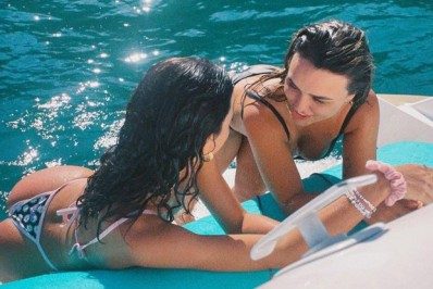 Fotos! De biquíni, Bruna Marquezine e Rafa Kalimann curtem passeio de barco
