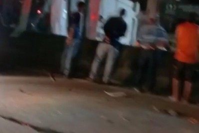 Caminhão tomba e atravessa a rodovia em São José