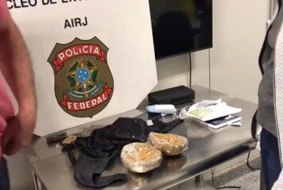 Vídeo: mulher é presa no Galeão ao tentar embarcar com cocaína no sutiã e nas partes íntimas