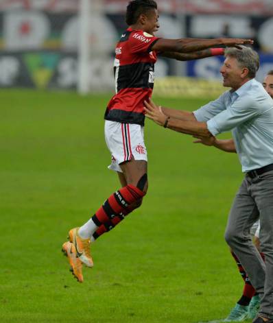 Bruno Henrique marca um golaço e pula em Renato para comemorar, observado por Everton Ribeiro