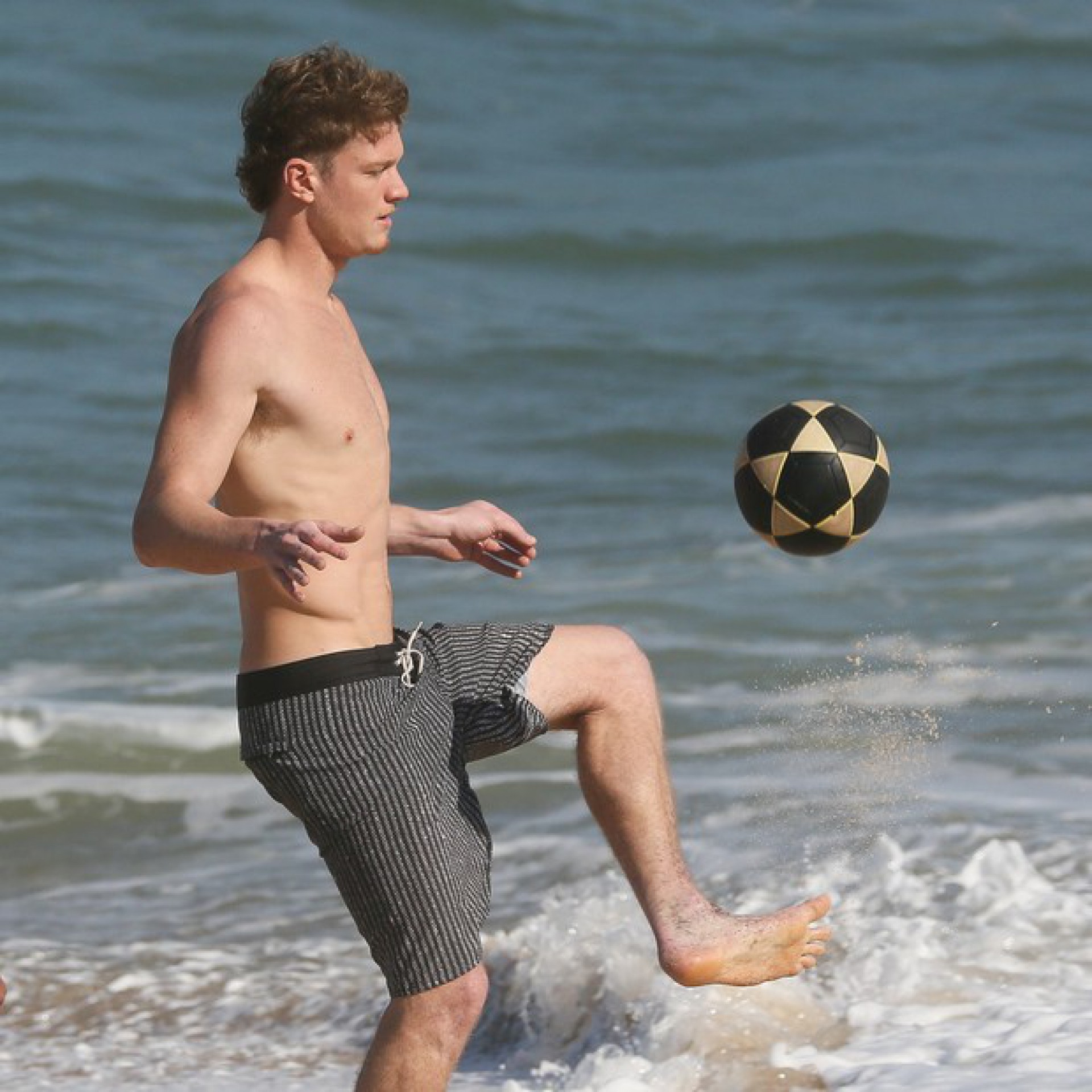 Pedro Novaes troca beijos na praia - AgNews