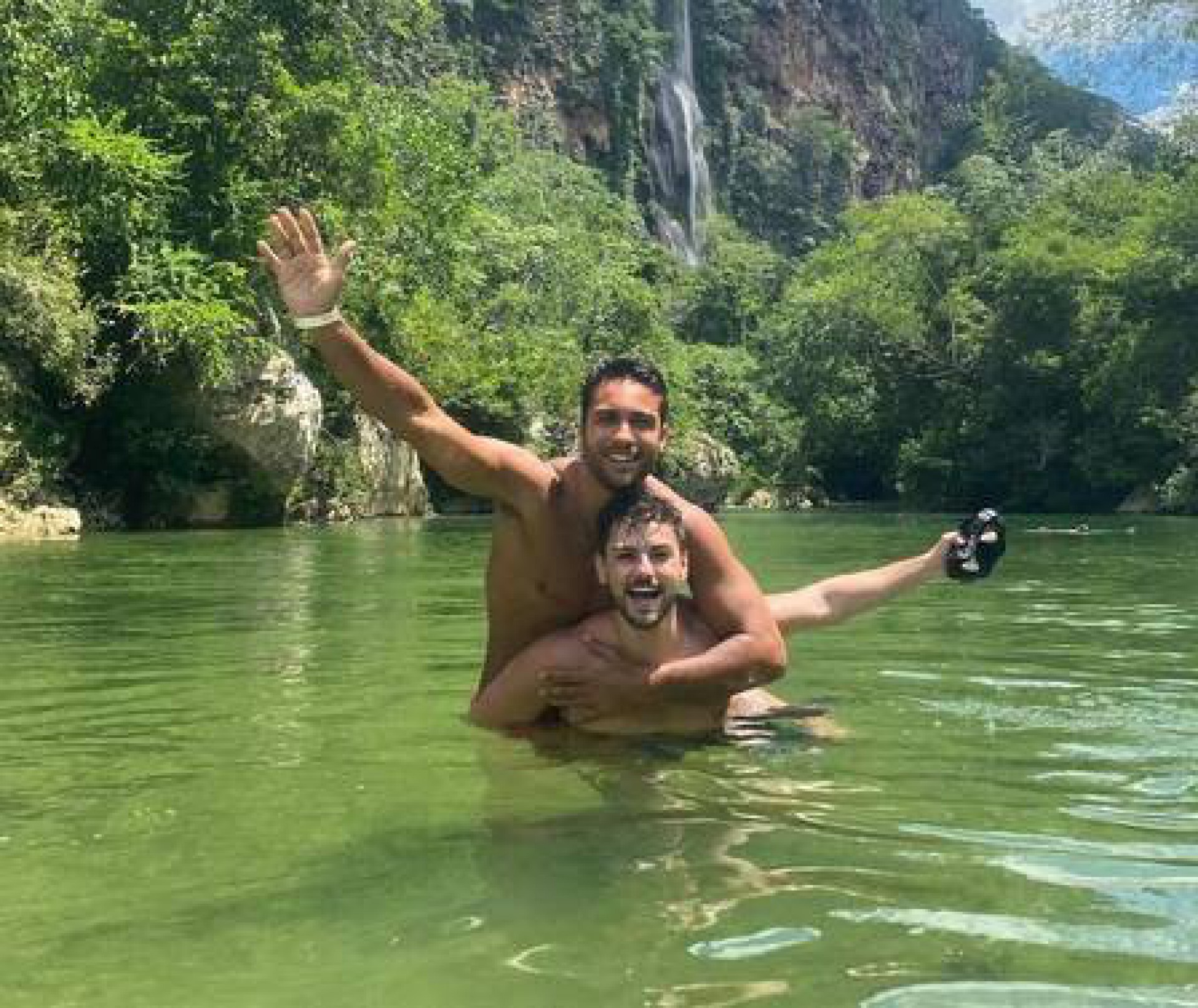 Vinicius Freitas e o namorado - Reprodução