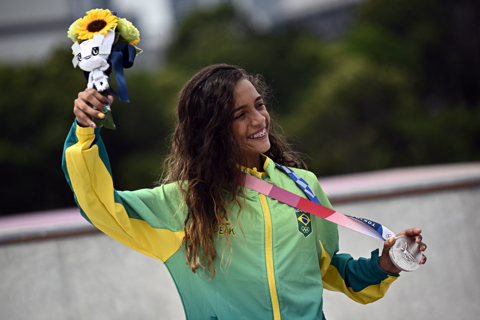 Rayssa Leal - A jovem skatista brasileira foi medalhista de prata na edição de Tóquio 2021. Fadinha, como é conhecida a atleta, ficou com o segundo lugar na categoria street. Rayssa se tornou a brasileira mais jovem a conquistar uma medalha nos Jogos Olímpicos. - AFP
