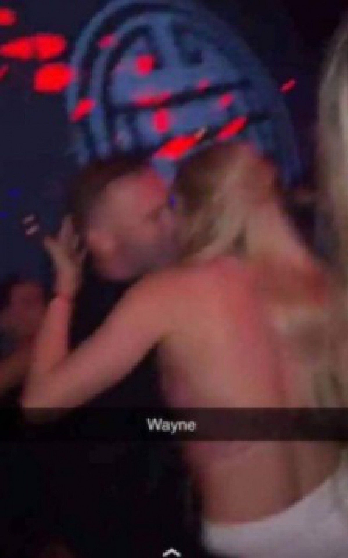 Rooney &eacute; flagrado com modelos