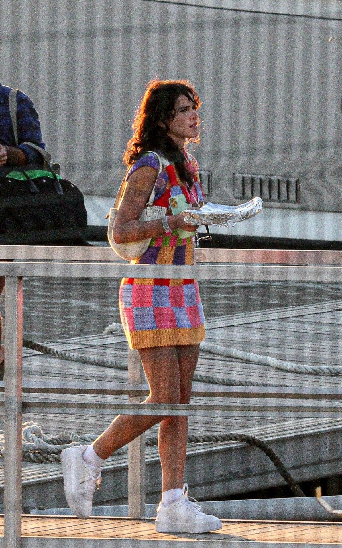 Bruna Marquezine e Rafa Kalimann se divertem em passeio de lancha com amigos