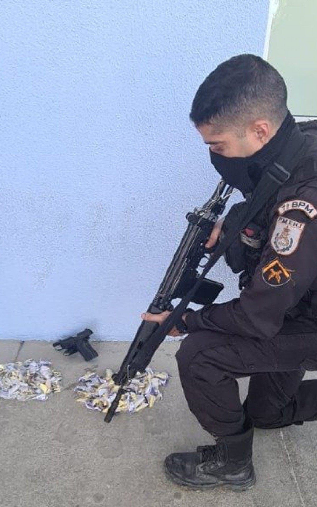 Policiais do 7&ordm; BPM (S&atilde;o Gon&ccedil;alo) apreendem drogas e pistola com suspeito 