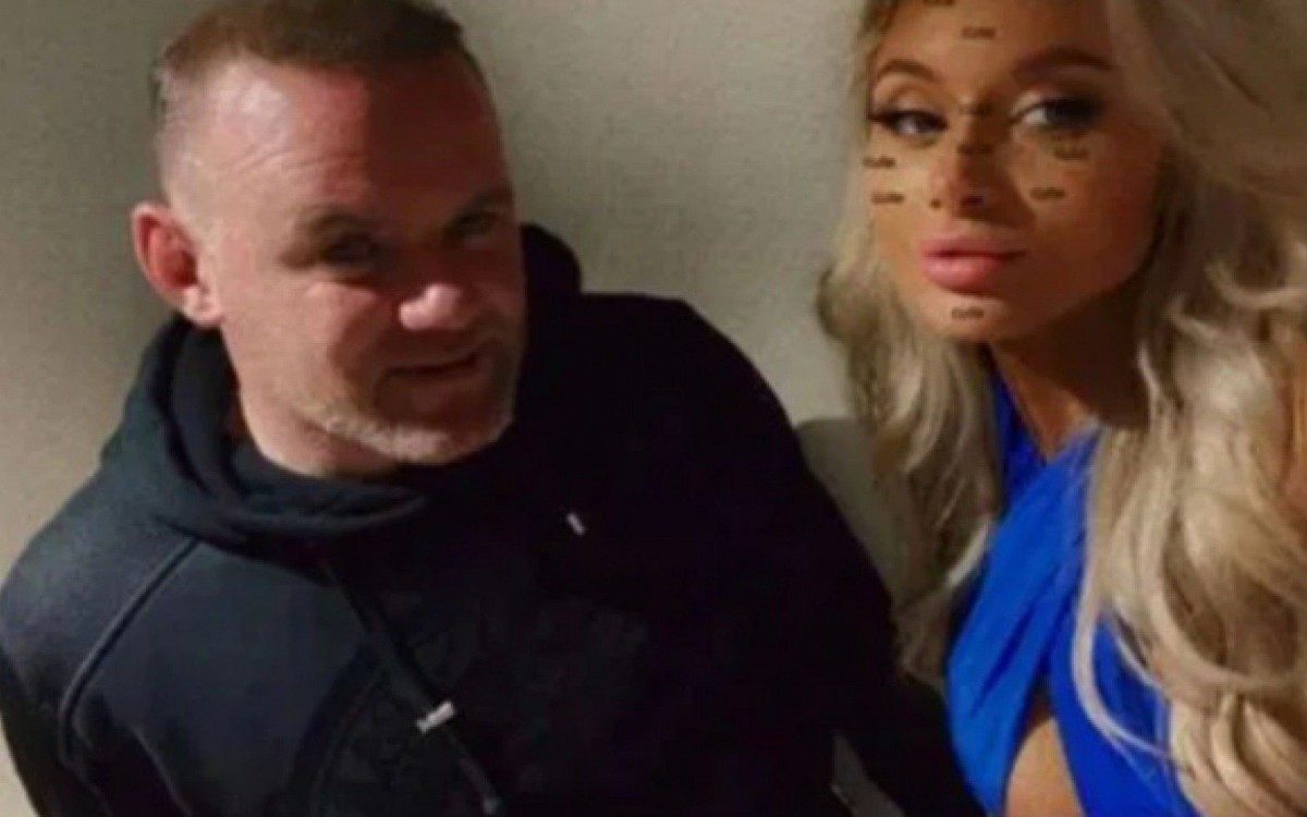 Rooney &eacute; flagrado com modelos