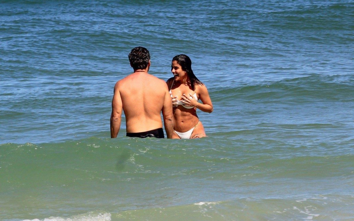 Ex-BBB Munik Nunes e o namorado, Daniel Cotrim, v&atilde;o &agrave; Praia da Barra da Tijuca, na Zona Oeste do Rio