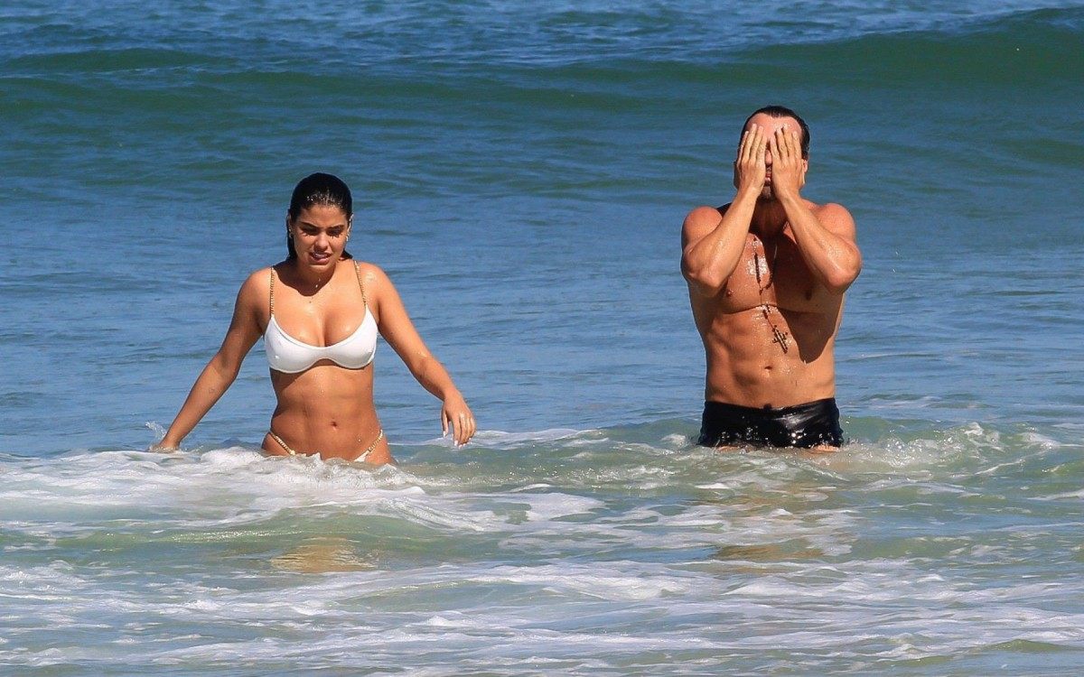 Ex-BBB Munik Nunes e o namorado, Daniel Cotrim, v&atilde;o &agrave; Praia da Barra da Tijuca, na Zona Oeste do Rio