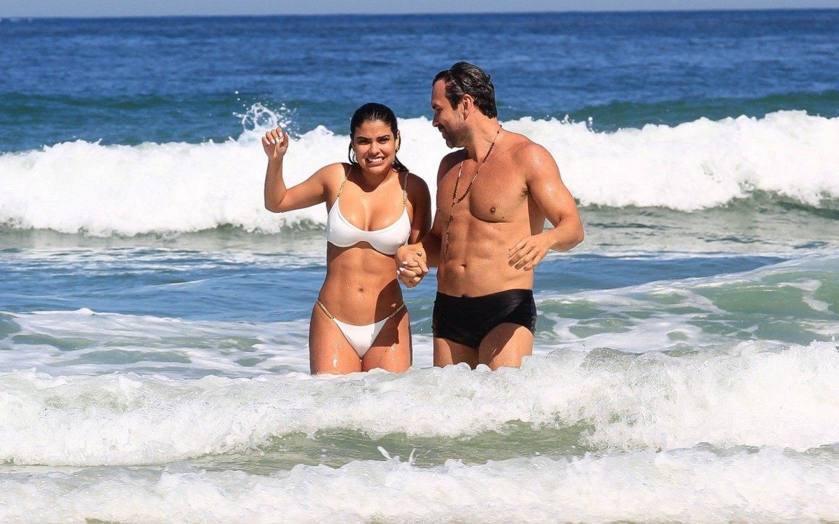 Ex-BBB Munik Nunes e o namorado, Daniel Cotrim, v&atilde;o &agrave; Praia da Barra da Tijuca, na Zona Oeste do Rio