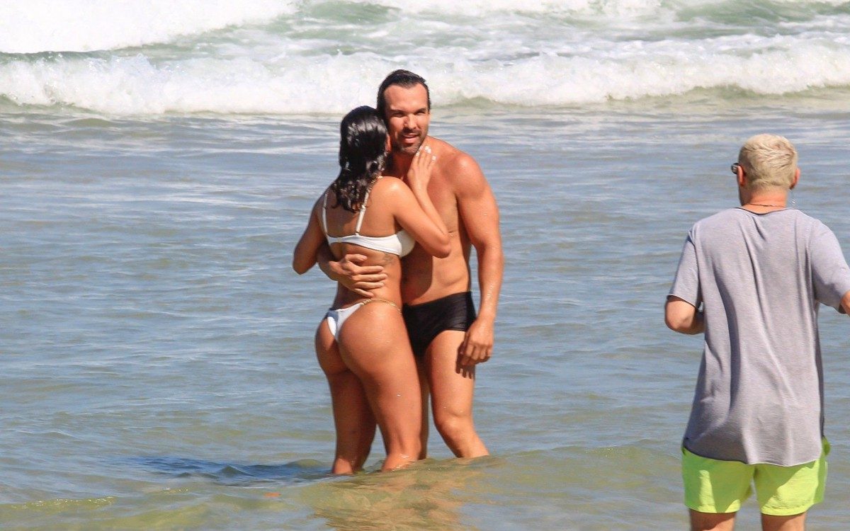 Ex-BBB Munik Nunes e o namorado, Daniel Cotrim, v&atilde;o &agrave; Praia da Barra da Tijuca, na Zona Oeste do Rio