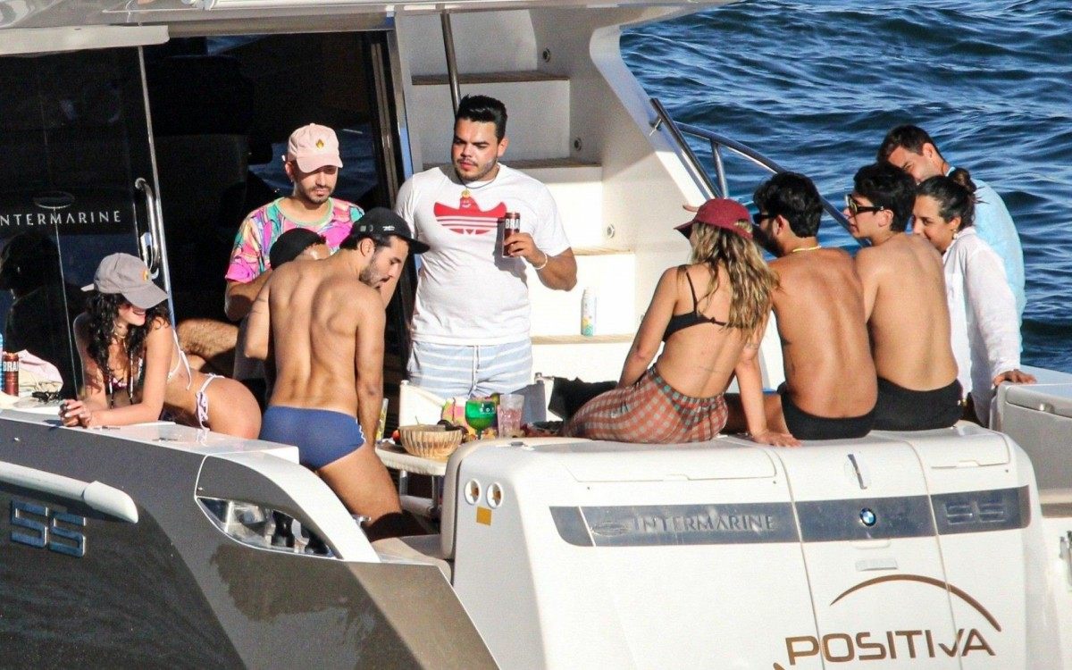 Bruna Marquezine e Rafa Kalimann se divertem em passeio de lancha com amigos