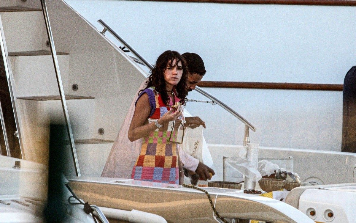 Bruna Marquezine e Rafa Kalimann se divertem em passeio de lancha com amigos